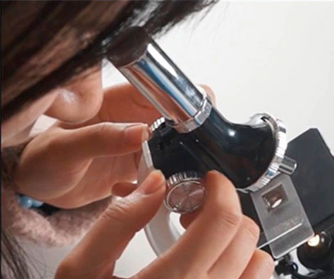 Médicos e investigadores do Centro de Investigação Cardiológica Italiana a estudar Hypotenol